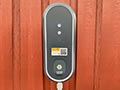 E-Auto Schnellladesäule am Haus