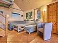 Wohnbereich Haus 248 mit großem Sofa
