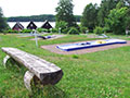 Minigolfanlage  des Ferienparks - Blick auf den See